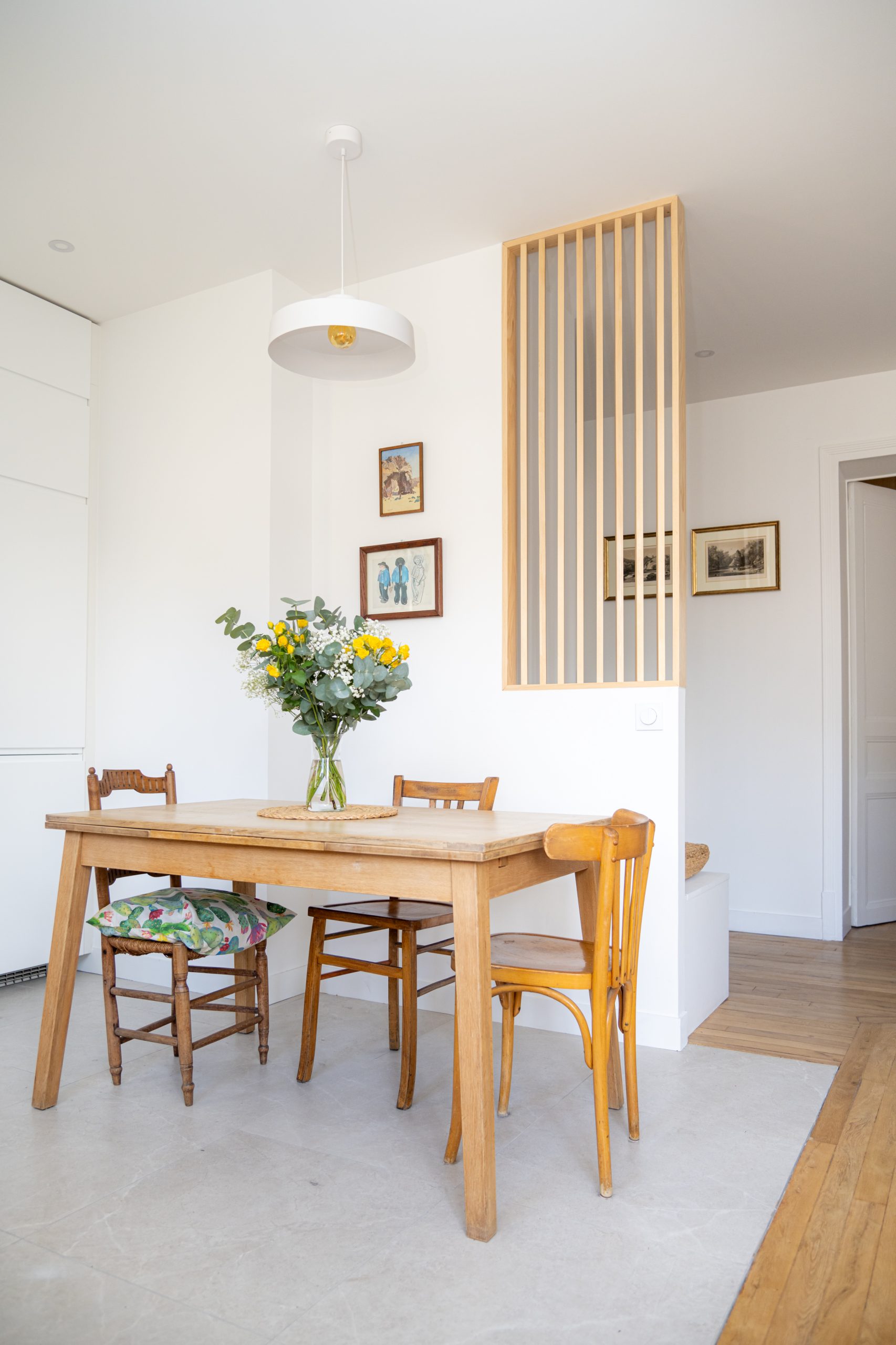 Table et chaises vintage dans une cuisine moderne contemporaine &mdash; projet Boulogne-sur-Seine