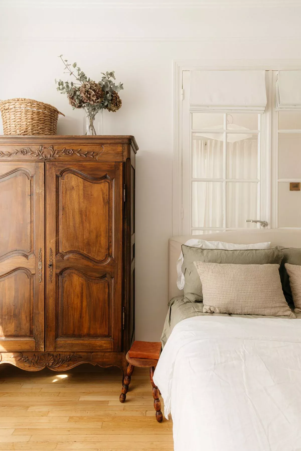 Armoire ancienne dans une chambre &agrave; la d&eacute;coration moderne